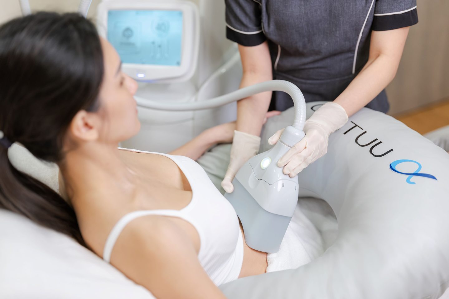 Clatuu applicator on tummy at Skinscape Clinic